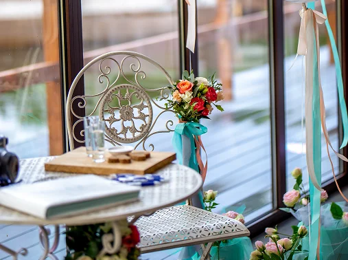 Décoration, sonorisation et éclairage adaptés pour une fête élégante et festive